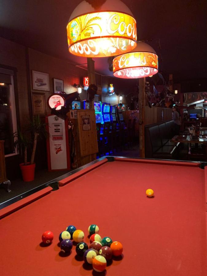 Jolly Giant Pub & Motel Willow Bunch Exteriér fotografie