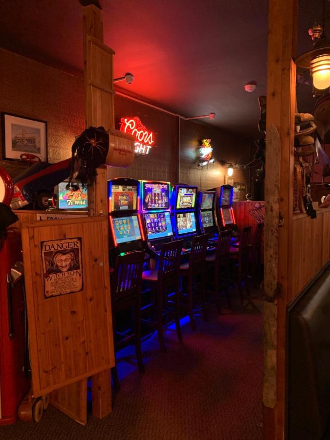 Jolly Giant Pub & Motel Willow Bunch Exteriér fotografie