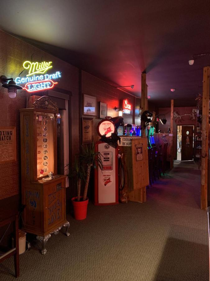 Jolly Giant Pub & Motel Willow Bunch Exteriér fotografie